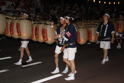 Local guys pulling along a kantō