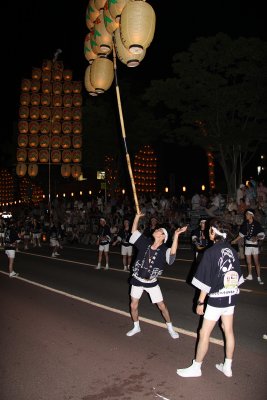 Kantō hoisted up by one hand
