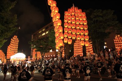 Kantō poles across the boulevard