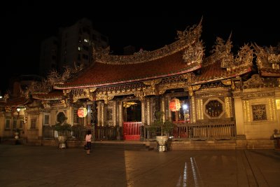 Longshan Temple by night