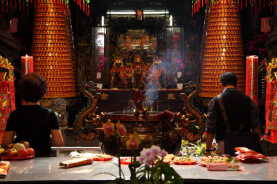 Worshippers in Cisheng Temple