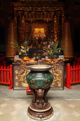 Censer and altar at Qingshan Temple