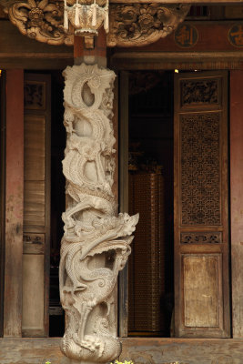 Dragon pillar in Longshan Temple