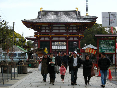 Sai-mon and departing visitors