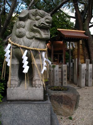 Dragon statue and lesser shrine at Horikoshi-jinja