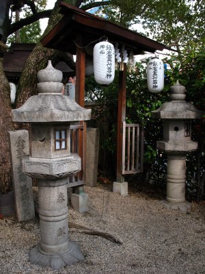 Stone lanterns and minor shrine, Horikoshi-jinja