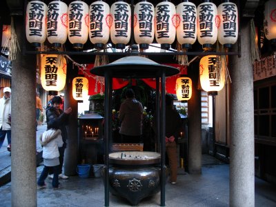 Incense urn and overhanging lanterns, Hōzen-ji