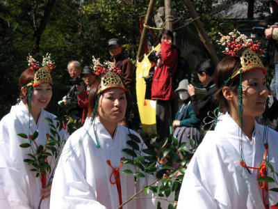 Shrine maidens in the procession
