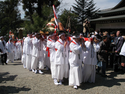 A lesser mochi mikoshi arrives