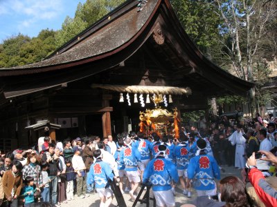 Racing a decorative mikoshi into the hall