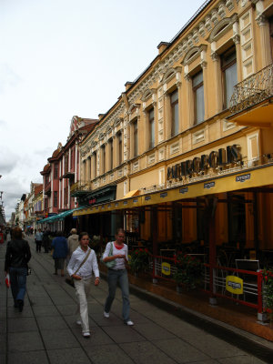 Young girls walking past a Laisvės alėja cafe