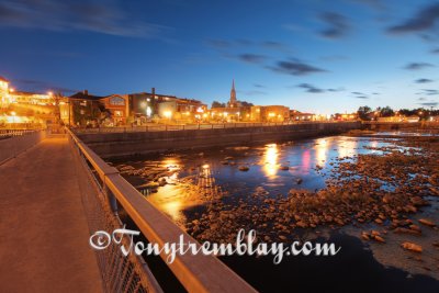 Alma, la riviere et le centre-ville au coucher de soleil