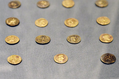 Pompeii02 Roman gold coins.jpg