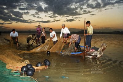 My09057 Bagan Sunset Fishermen.jpg