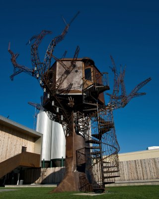 Steampunk Treehouse Outside the Dogfish Head Brewery IMGP0203.jpg
