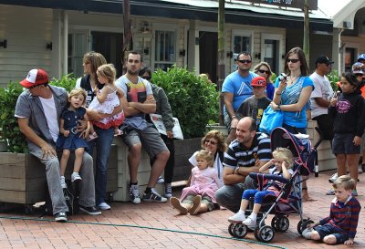 Crowds wtching Busker Damien Ryan