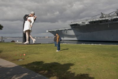 006  Sailor-nurse kissing statue_9960Acr`0801291035.jpg