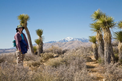 058  Dee with San Gorgonio Mtn in distance_1012Ps`0802091238.jpg