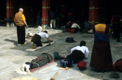Prostrating people at Jokhang temple