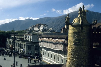 Lhasa, View on the Potala from the roof of Jokhang
