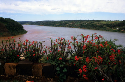 Parana River.- Drielandenpunt Argentin-Brazili-Paraguay