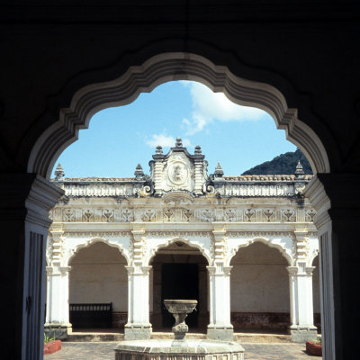 Antigua, Universidad de San Carlos