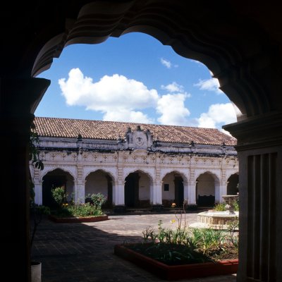 Antigua, Universidad de San Carlos