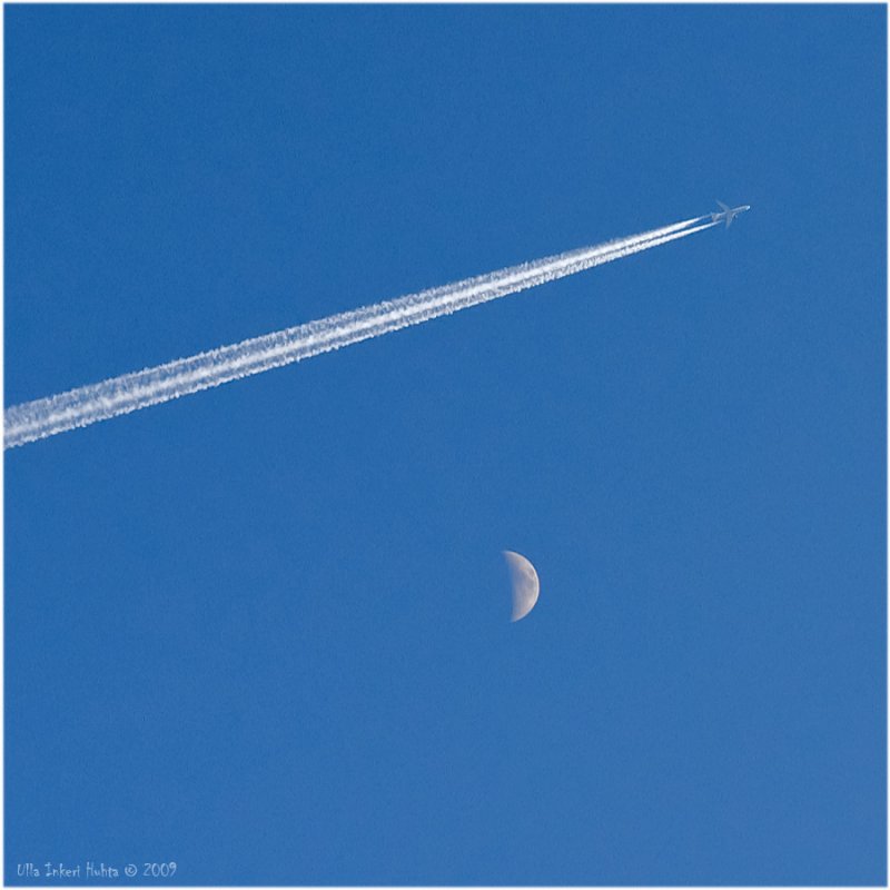Is it the 17.45 Finnair plane from Helsinki flying over the moon there?