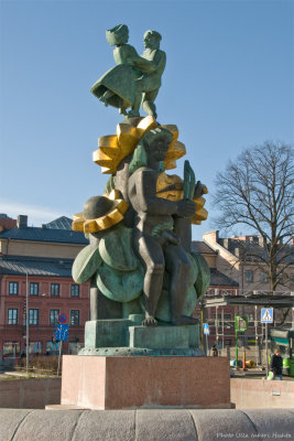 Nckens polska statue by Bror Hjort in front of the railway station