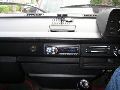 WHITE VW TRANSPORTER RADIO B REG.jpg
