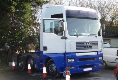 WHITE AND BLUE LORRY FRONT UNKNOWN REG.jpg