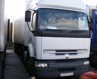 WHITE RENAULT LORRY 04 REG.jpg