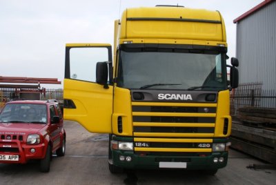 YELLOW AND GREEN LORRY FRONT 03 REG.jpg