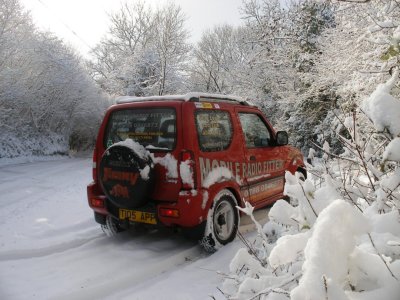 Suzuki Jimny in snow rearMOBILERADIOFITTER