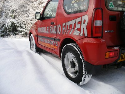 Suzuki Jimny in snow rear MOBILERADIOFITTER