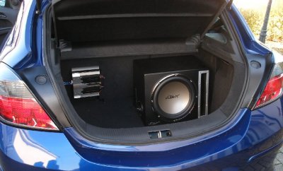 Amp and Sub in Vauxhall Corsa 07 plate.JPG