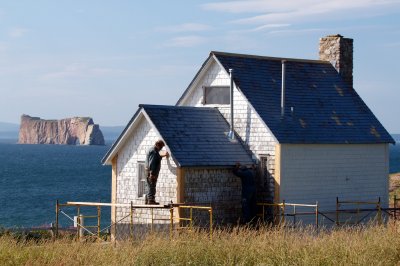 Repairing an old house with le Rocher Percé behind