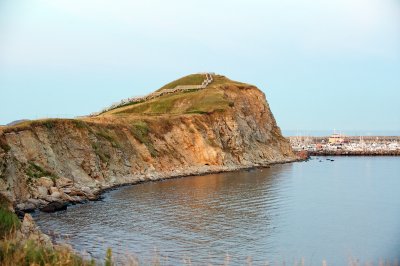 Rocher du Cap aux Meules, along harbor