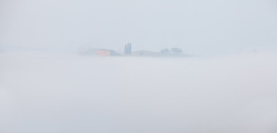 la casa nella nebbia mattutina (the house in the morning fog)