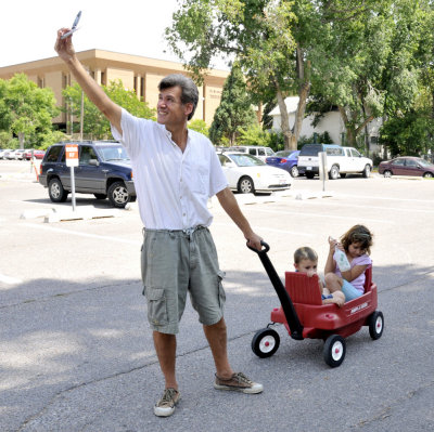 Lou Pirro taking picture of self and kids smallfile  _DSC2920.jpg