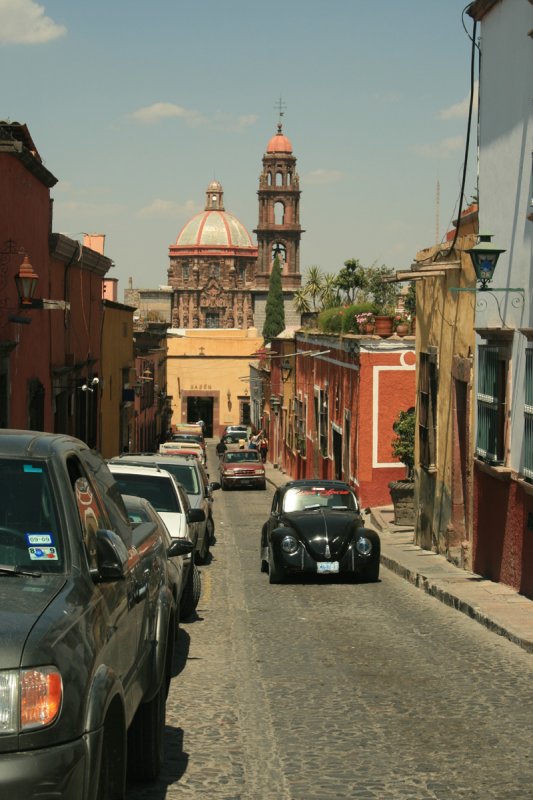 looking up Calle Recreo toward the Templo de San Francisco