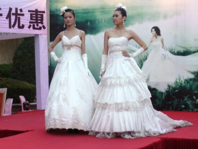 Open-air bridal modeling