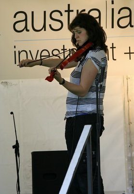 Rosie Burgess' violinist 3282