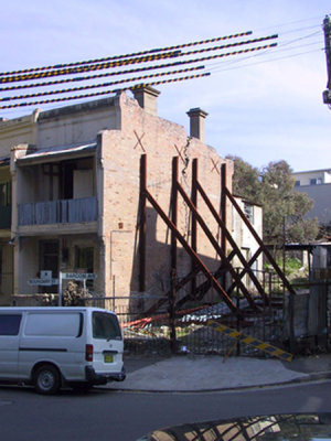 Now that's a good brace, pity about the brickwork.jpg