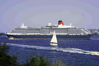 Queen Victoria departs Sydney.jpg