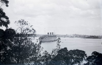 Queen Mary as WW2 troopship 2 p s.jpg