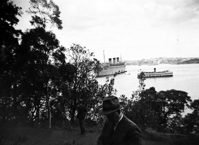 Queen Mary and ferry in Sydney Harbour.jpg