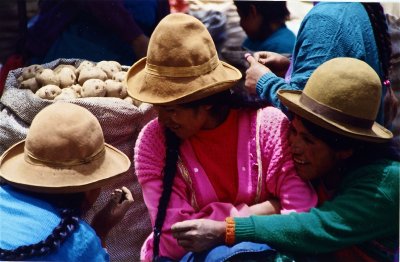 chismosas Pisach Market Peru
