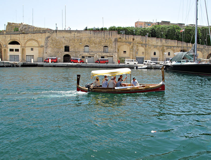 G10_0069A.jpg Dghajsa - Dockyard Creek, Vittoriosa -  A Santillo 2009