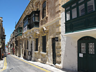 G10_0226.jpg Street scene - Triq-Arcisqof (Archbishop Street) looking towards Sliema - Valletta - © A Santillo 2009